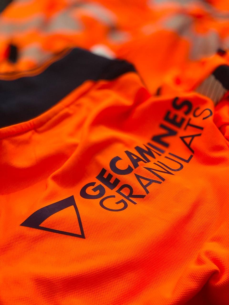 Série de tenues de travail orange haute visibilité confectionnées par Wellcom
