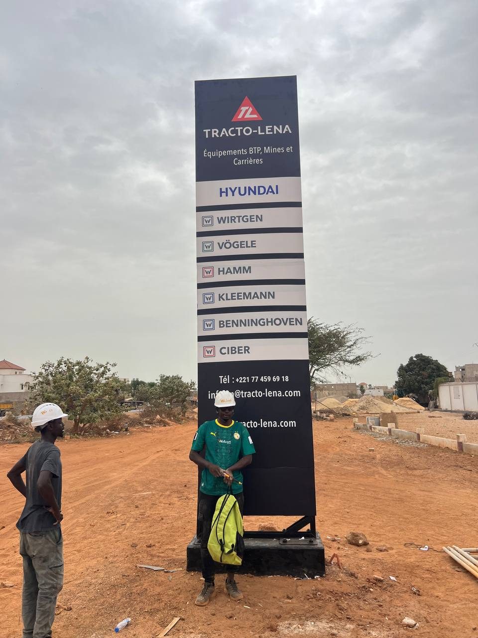 Totem enseigne Tracto-Lena installé sur un chantier à Dakar